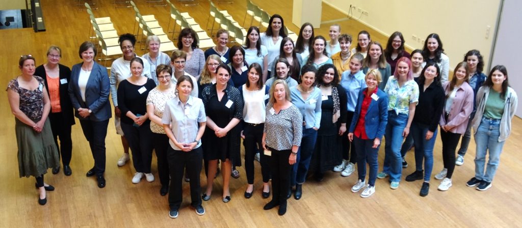 Gruppe von circa 40 Frauen und Studentinnen in einem Foyer aus der Vogelperspektive.
